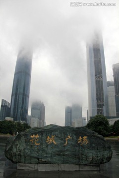 云雾缭绕广州花城广场