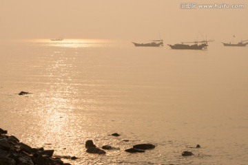 海上日出时刻金色海面