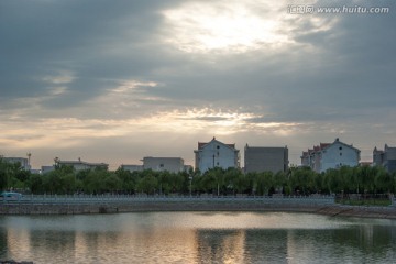 小区夕照