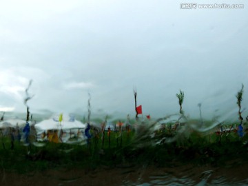 大雨中的蒙古包