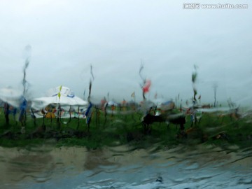 大雨中的蒙古包