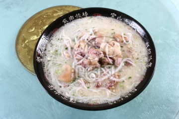 腊猪蹄炖豌豆