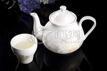 白瓷茶壶茶杯