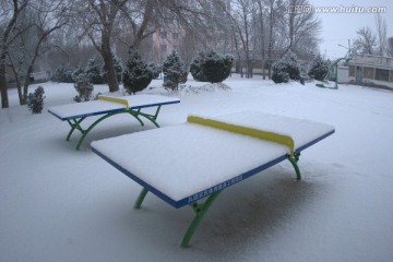 冬天校园里的乒乓球桌
