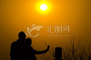 岳麓山山顶情侣拥抱看夕阳剪影