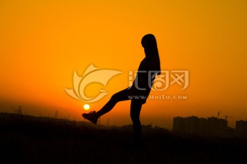 夕阳当足球踢人像剪影