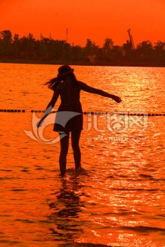 梅溪湖沙滩美女人像剪影