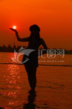 梅溪湖沙滩美女人像剪影