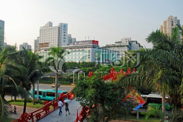 深圳华侨城中国结装饰的人行天桥