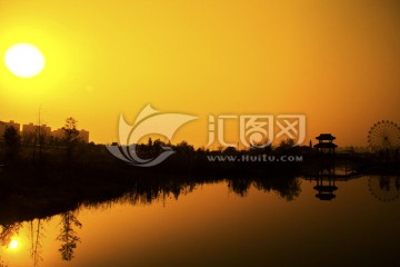 长沙洋湖湿地公园摩天轮夕阳剪影