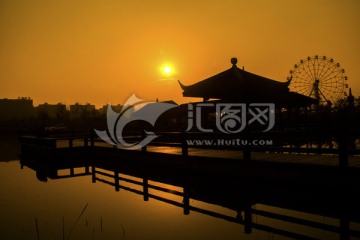 长沙洋湖湿地公园摩天轮夕阳剪影