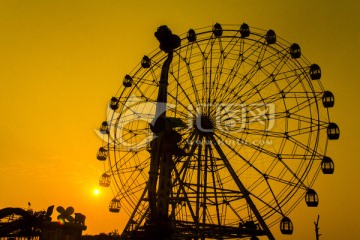 长沙洋湖湿地公园摩天轮夕阳剪影