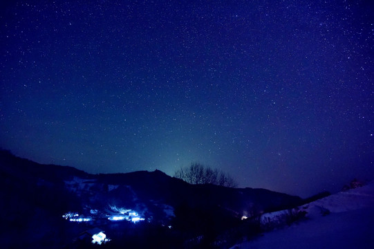 松岭雪村星空