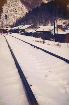 松岭雪村火车道