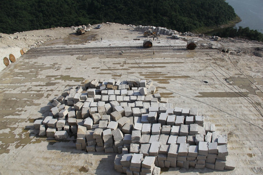 白锈矿山