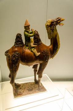 唐代彩色釉陶骆驼载乐伎俑