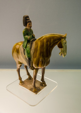 唐代彩绘釉陶骑马男俑
