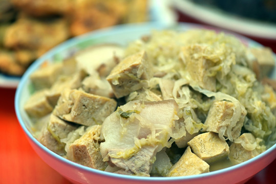酸菜白肉炖冻豆腐