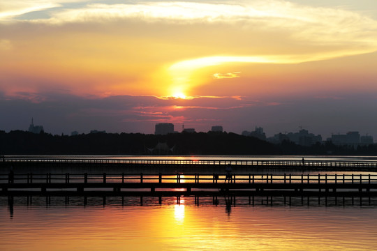 湖滨夕照