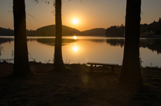 湖畔日落