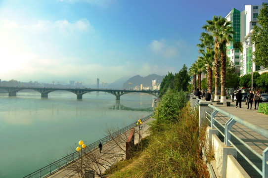 江滨河岸和跨河大桥