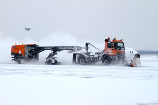沈阳机场冬季除雪作业