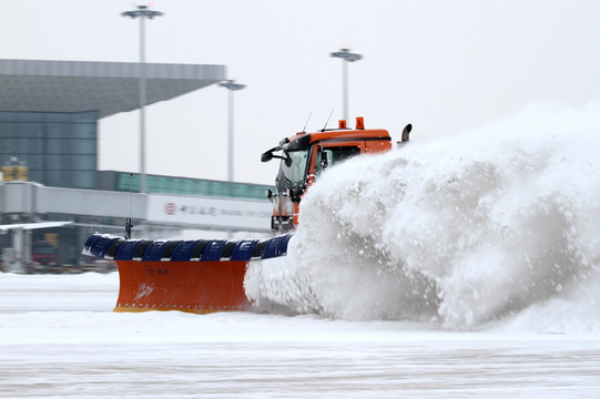 沈阳机场冬季除雪作业