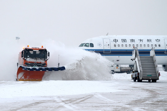 沈阳机场冬季除雪作业