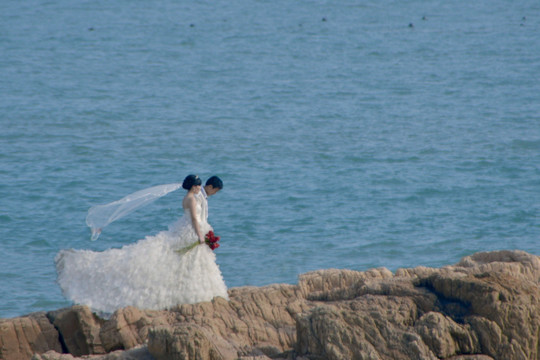 海边的婚纱情侣