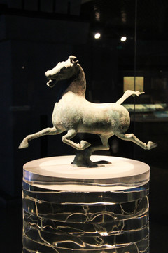 甘肃省博物馆青铜器铜奔马