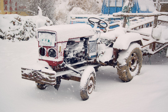 雪中的拖拉机