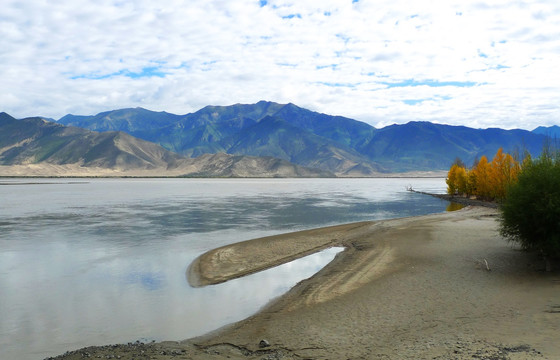 西藏山南雅砻河风光