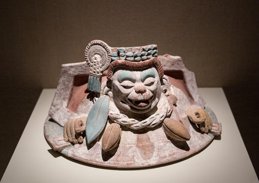 装饰猴首和可可豆荚的陶瓮盖