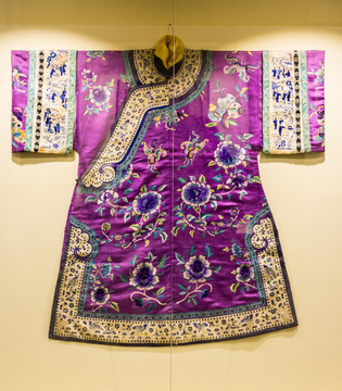 紫缎紫花卉人物绣衣 京绣服装