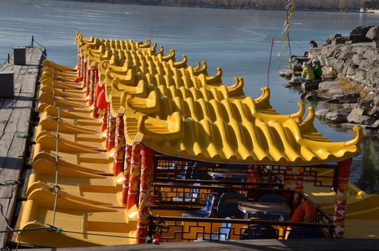 水面上一排黄色的游船