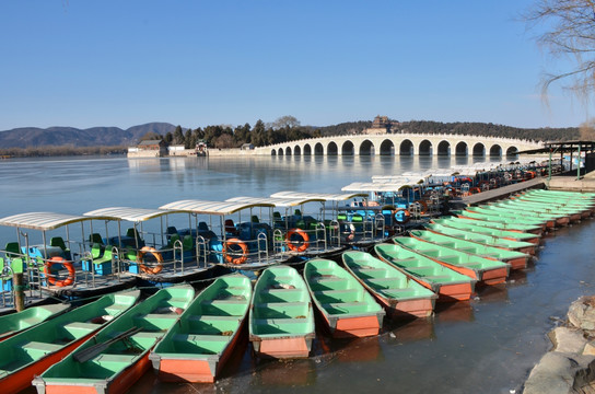 颐和园昆明湖上的船只与十七孔桥