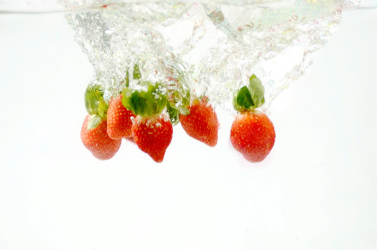落入水中的草莓水果