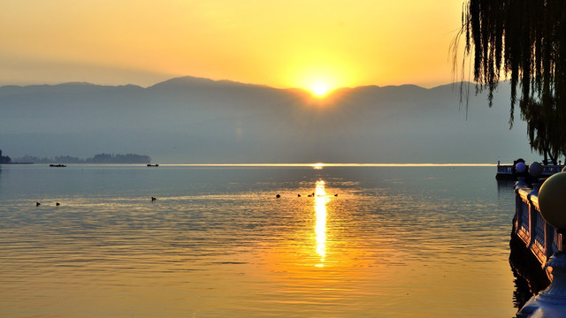 海上日出