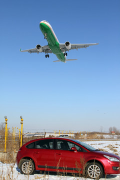 雪地的车与飞机