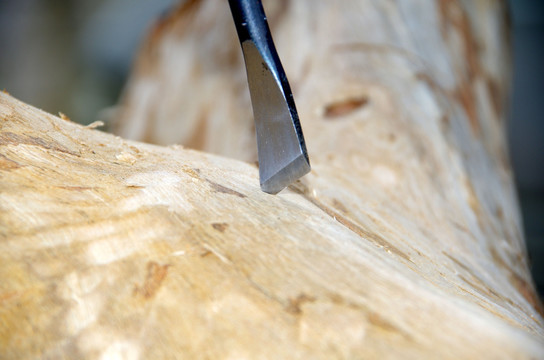 木头上的刻刀