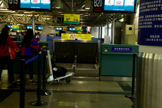 机场行李托运处 办理登机手续