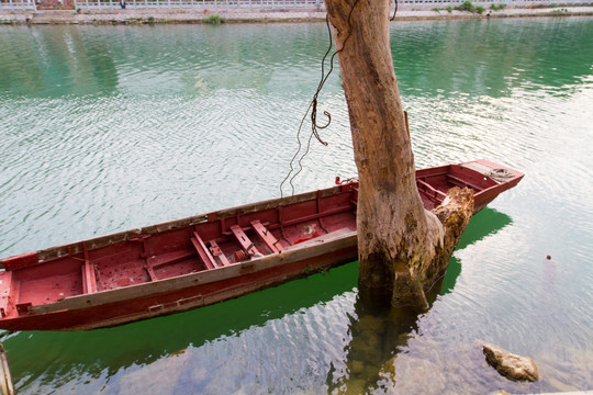 百色澄碧河畔 水中的树与船