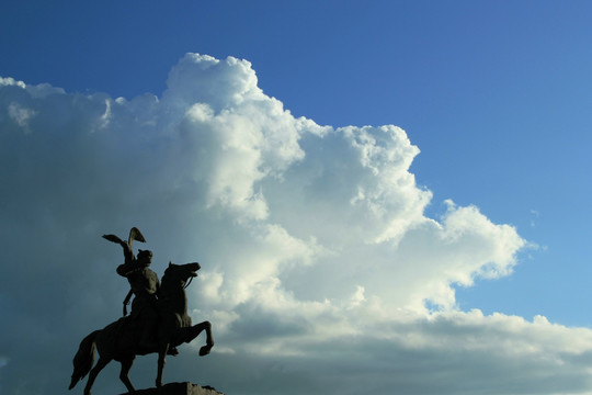 蓝天白云与达斡尔人雕塑