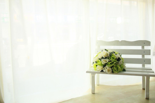 白色长椅清新花束小品摄影