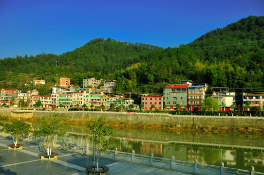 大山里的河岸家园