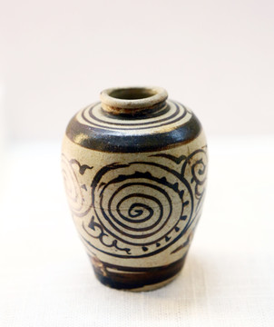 宋代釉下彩绘卷草纹瓷罐