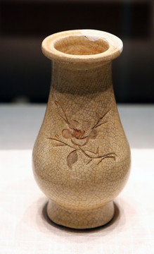 元代米黄釉剔花瓶