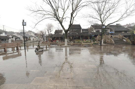 雨中小镇