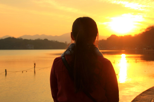 背影 西湖夕阳