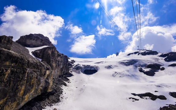 瑞士雪山悬崖峭壁
